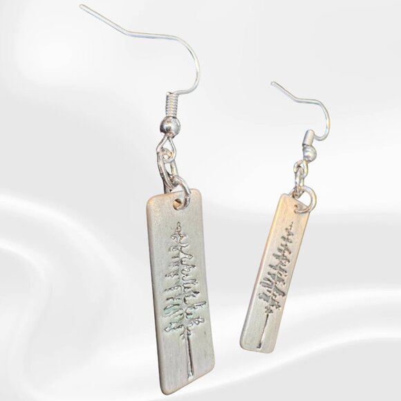 🌲 Rustic Pine Tree Dangle Earrings – Nature-Inspired Silver Metal Jewelry - Picture 2 of 4